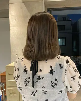 カラー maina/透明感 ベージュ/ブラウンのヘアスタイル