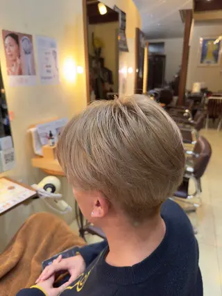 ショート カラー hair&makeRIHGA所属・鈴木希優 /ハイトーンカラーのヘアスタイル