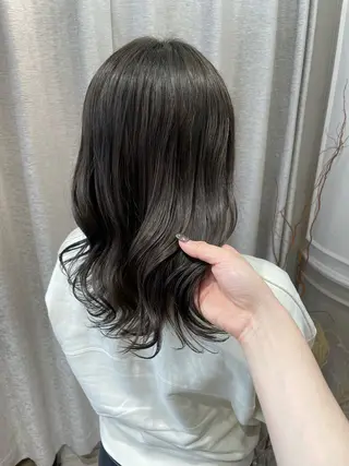 ミディアム カラー ayano / 透明感・くすみカラーのヘアスタイル