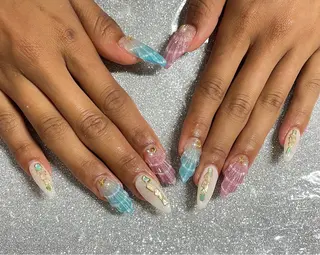 ネイル VIERU 🌈🎀💖のネイルデザイン