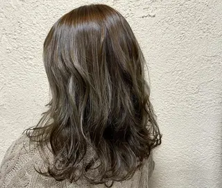 ロング カラー 磧本 祐里恵のヘアスタイル