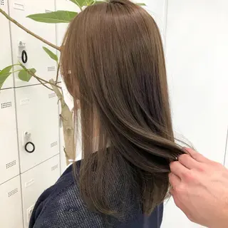ミディアム カラー レイヤーカット 透明感カラーのヘアスタイル