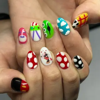 ネイル ⁸ᵃᵖᵖʸ🐝⋆゜ MöEのネイルデザイン