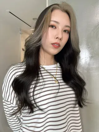 ロング レイヤーカット 透明感カラーのヘアスタイル