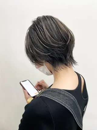 ショート 白いハイライト🤍 タナカリョウスケのヘアスタイル