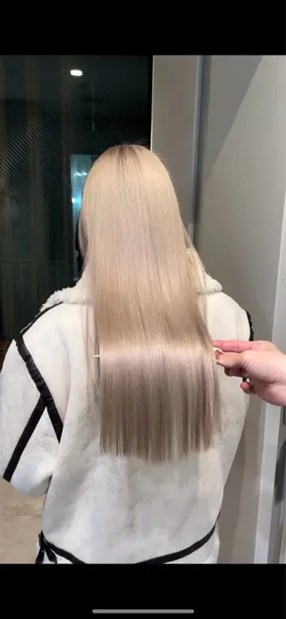 ロング 名古屋ムラ修正 ハイトーンのヘアスタイル