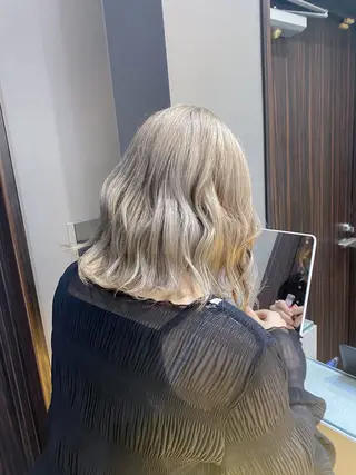 ミディアム noa 寒色系カラーブリーチのヘアスタイル