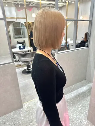 ミディアム karin ボブハイトーンのヘアスタイル