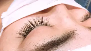 マツエク・マツパ 小林 美央のヘアスタイル