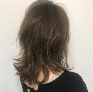 ミディアム CHIC 岩下真衣のヘアスタイル