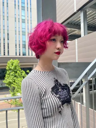 ショート カラー naito/ブリーチ /エクステ/縮毛のヘアスタイル