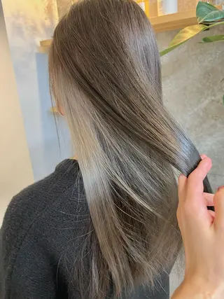 セミロング カラー ハイトーンカラ ー/小川のヘアスタイル