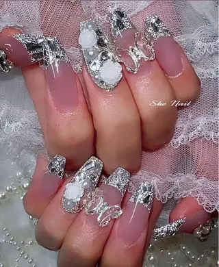 ネイル She_nail所属・ELSA_ Bellaのネイルデザイン