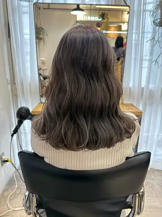 セミロング カラー ミルクティー× グレージュMOMOのヘアスタイル