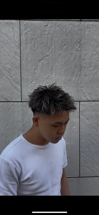 パーマ メンズハイトーン 北斗💍レイヤーのヘアスタイル