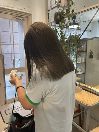 ミディアム カラー ミルクティー× グレージュMOMOのヘアスタイル