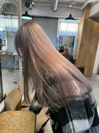 ロング カラー ミルクティー× グレージュMOMOのヘアスタイル