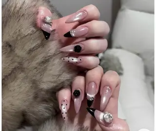 ネイル Mivie🩷 サロンのネイルデザイン