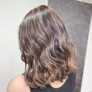 ミディアム カラー 🔥ブリーチカラー 槙川のヘアスタイル