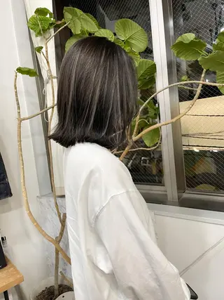 ミディアム 白いハイライト🤍 タナカリョウスケのヘアスタイル