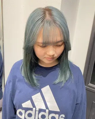 ミディアム あやか/ベージュ /透け感カラーのヘアスタイル