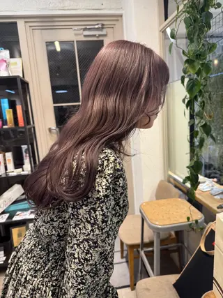 ロング カラー ミルクティー× グレージュMOMOのヘアスタイル
