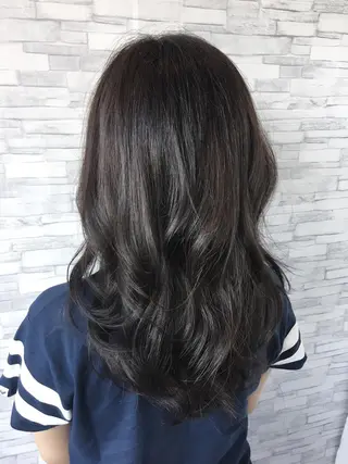 ミディアム 足立 磨咲のヘアスタイル