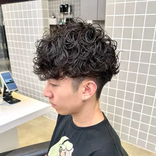 ミディアム パーマ ヘアアレンジ メンズ 顔まわりカット の達人のヘアスタイル