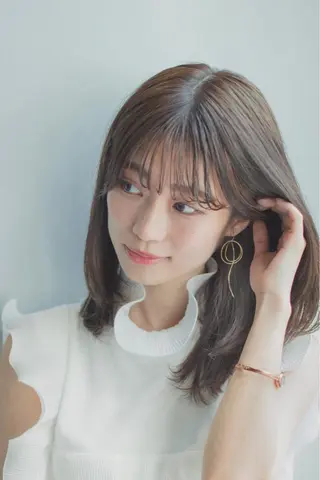 ミディアム カラー Le'a銀座所属・前髪/顔周り /レイヤー/秋山 元のヘアスタイル