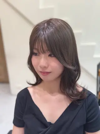 ミディアム カラー 透明感カラー/顔周り カット/レイヤーにかのヘアスタイル