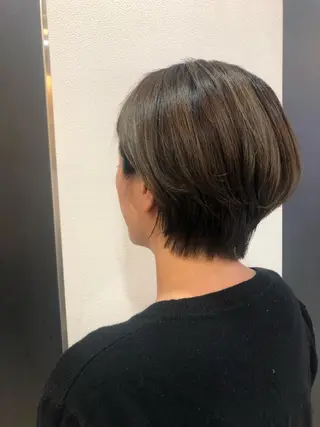 ショート カラー 内田温子大人女性 ハイライト、ボブのヘアスタイル