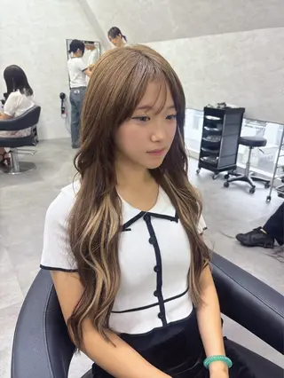 ロング ブリーチなしカラー ダブルカラーエクステのヘアスタイル