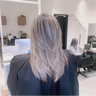 ロング カラー オフホワイトアンドなんば所属・福西 洋斗のヘアスタイル