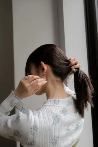 ミディアム ウシロダ メグミのヘアスタイル