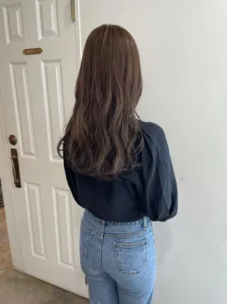 ロング カラー MIOベージュカラー 柔らかいカラーのヘアスタイル