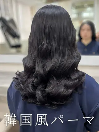 セミロング 波巻きウェーブ 韓国風パーマ 纐纈のヘアスタイル