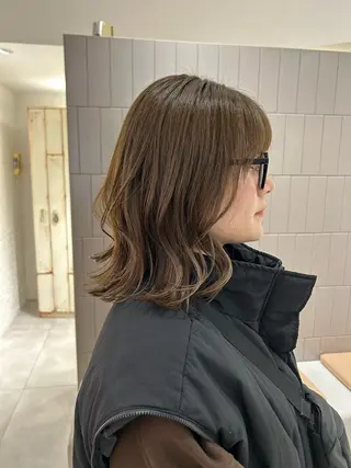 ミディアム カラー オリーブベージュ/ ブリーチなし透明感のヘアスタイル