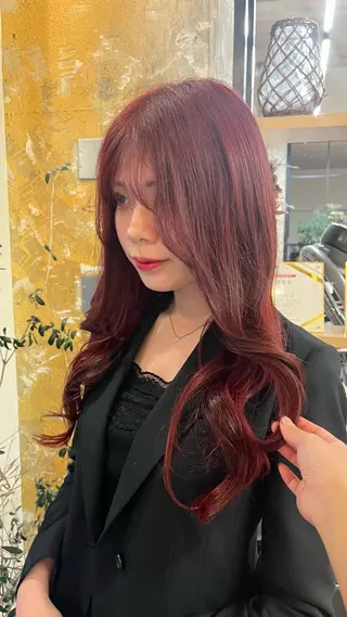 ロング 𝑴𝑰𝑨🎀赤髪 /ピンク/髪質改善のヘアスタイル
