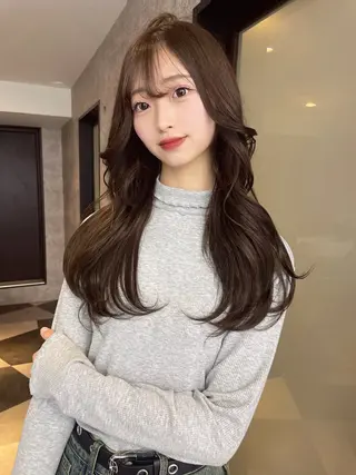 ロング GEM YURI ハイトーンカラーのヘアスタイル