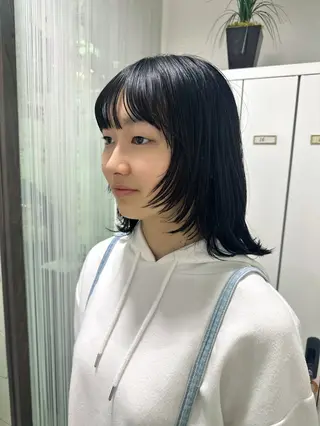 ミディアム レイヤー 艶々カラーのヘアスタイル