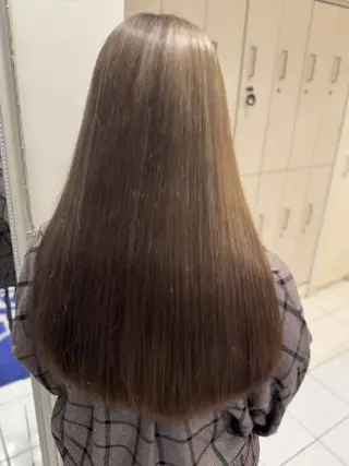 ロング 🖤デザインカラー ︎🤍ERINAのヘアスタイル