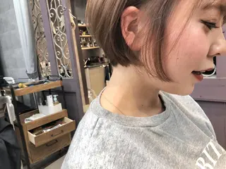 ショート カラー 顔周りレイヤー/韓国 ブリーチminamiのヘアスタイル