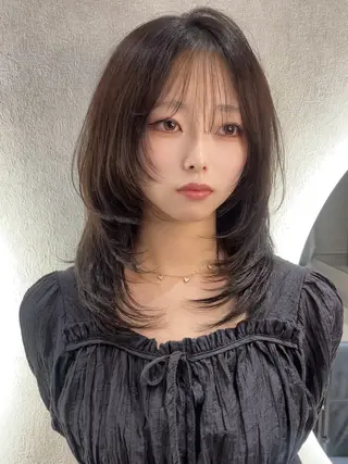 ミディアム ハッシュカット🖤 レイヤー/透けカラーのヘアスタイル