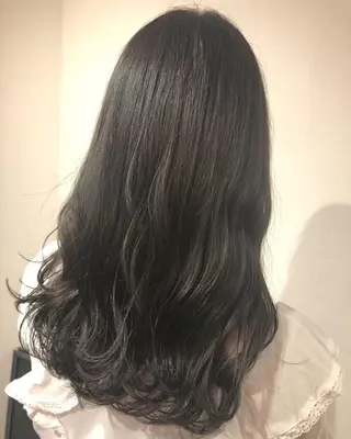 セミロング newi saLyu ネウィ　サリューのヘアスタイル