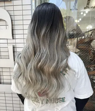 カラー モモカ/ハイトーン /バレイヤージュのヘアスタイル