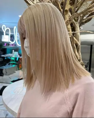 ミディアム AHNKISM所属・トレンドレイヤー/ 透明感カラーのヘアスタイル