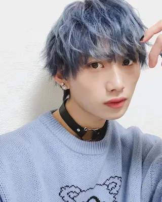 カラー メンズ 秋葉原オタク向け美容室OFF-KAi!!所属・渡部凌我 小顔ウルフ ハイトーンカラーのヘアスタイル