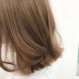 ミディアム カラー レイヤーカット 透明感カラーのヘアスタイル