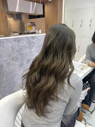 ロング マイ/カットモデル /暖色カラーのヘアスタイル