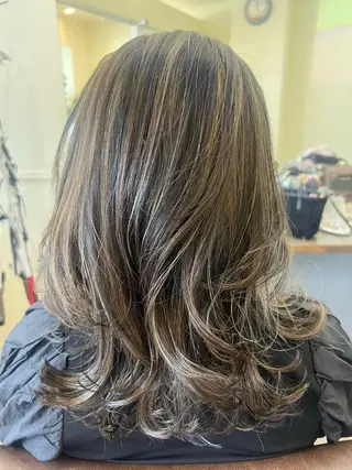 セミロング カラー 鶴見 和美のヘアスタイル